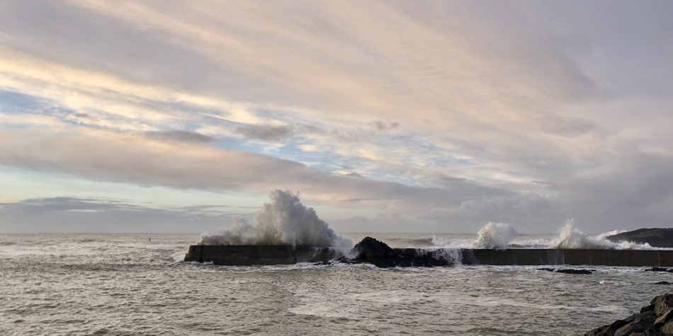 vagues sur la digue